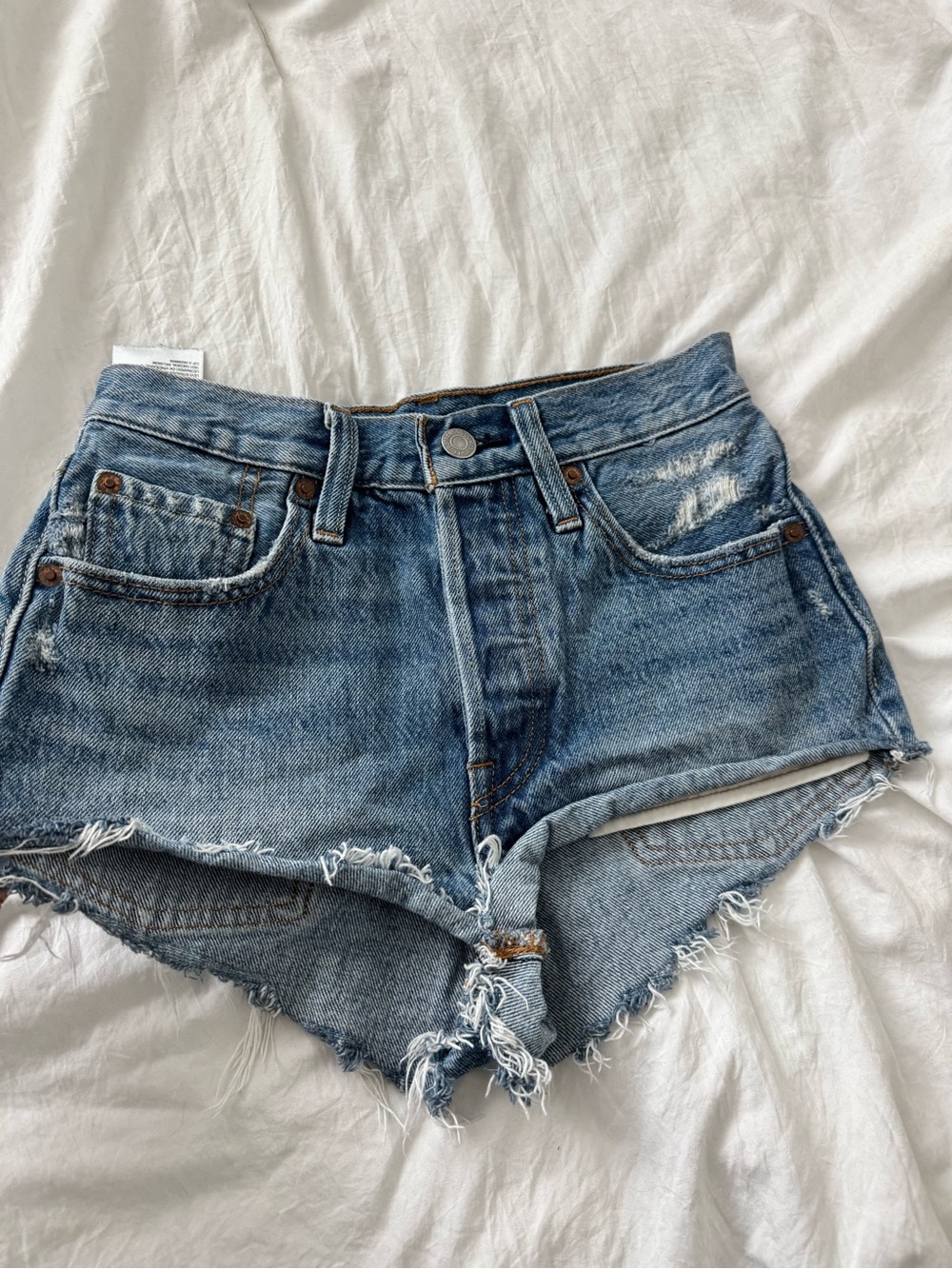 501 Levi's High-Rise Frayed Hem Denim Shorts - Medium Blue